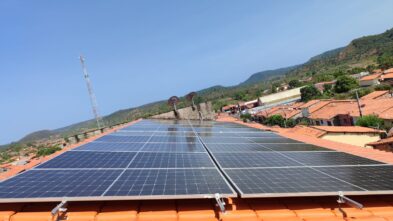 Painéis solares em telhado para geração de energia solar em São Luís.