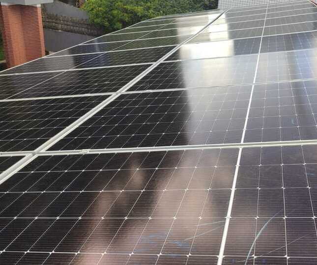 Placas solares instaladas em telhado residencial