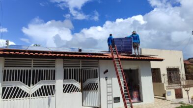 Técnicos instalando painéis solares em telhado residencial em São Luís.