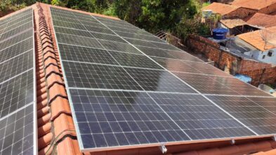 Instalação de painéis solares em telhado para geração de energia em São Luís.