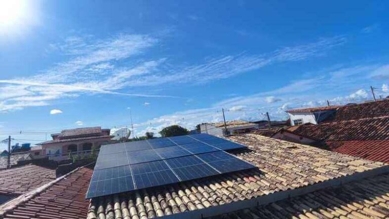 Placas de energia solar instaladas em casa no Conde-BA