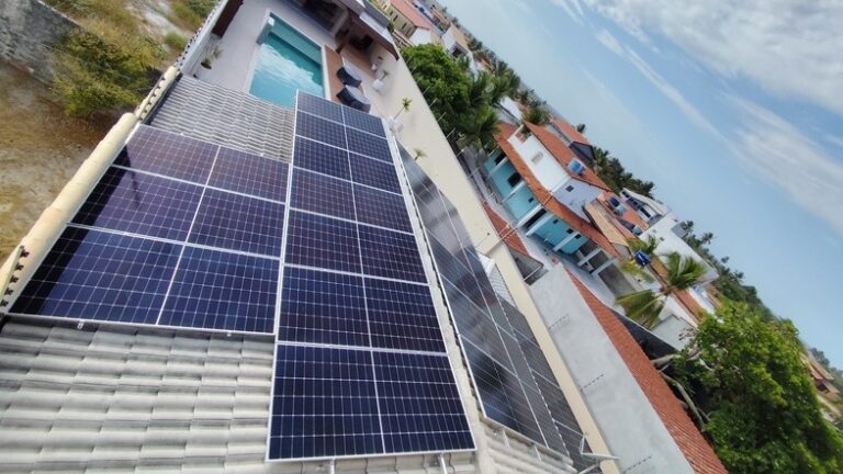 Placas de energia solar instaladas em casa no Conde-BA