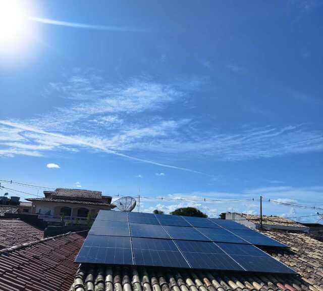 Placas de energia solar instaladas em casa no Conde
